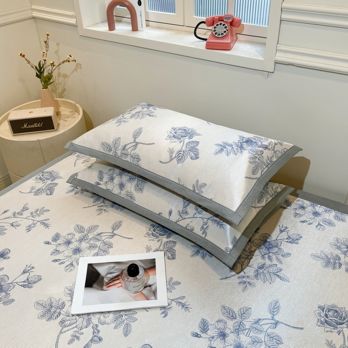 91家纺网 家纺一手货源 找家纺 LIFE.丽芙 2025春夏季新品数码印花冰藤凉席平铺冰丝凉席印花小清新绑带款三件套（风格一） 赫本