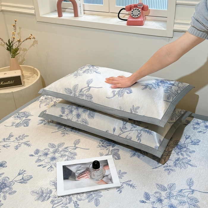 91家纺网 家纺一手货源 找家纺 LIFE.丽芙 2025春夏季新品数码印花冰藤凉席平铺冰丝凉席印花小清新绑带款三件套（风格一） 赫本