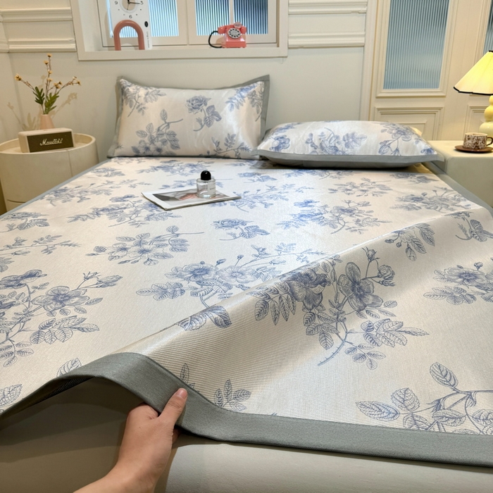 91家纺网 家纺一手货源 找家纺 LIFE.丽芙 2025春夏季新品数码印花冰藤凉席平铺冰丝凉席印花小清新绑带款三件套（风格一） 赫本