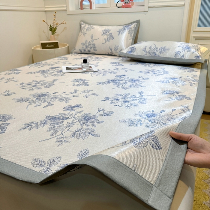 91家纺网 家纺一手货源 找家纺 LIFE.丽芙 2025春夏季新品数码印花冰藤凉席平铺冰丝凉席印花小清新绑带款三件套（风格一） 赫本