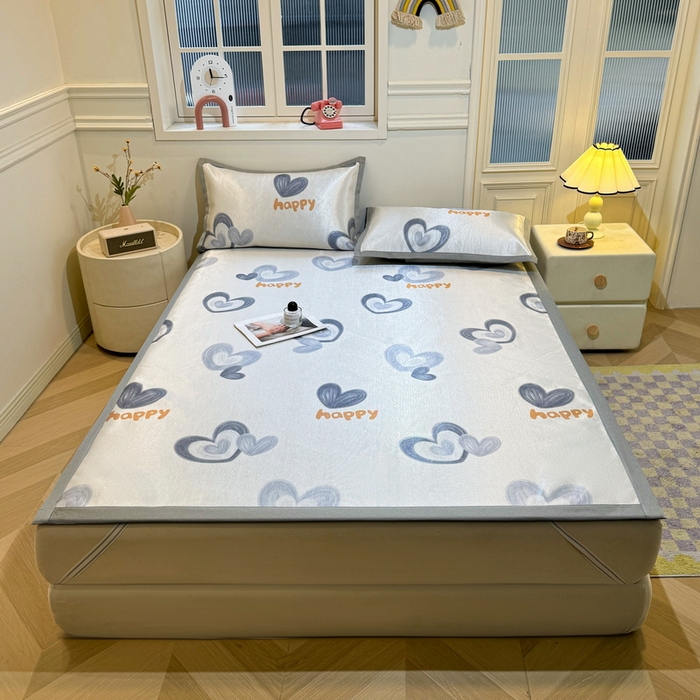 91家纺网 家纺一手货源 找家纺 LIFE.丽芙 2025春夏季新品数码印花冰藤凉席平铺冰丝凉席印花小清新绑带款三件套（风格一） 邂逅