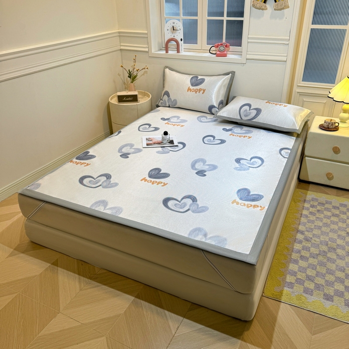 91家纺网 家纺一手货源 找家纺 LIFE.丽芙 2025春夏季新品数码印花冰藤凉席平铺冰丝凉席印花小清新绑带款三件套（风格一） 邂逅