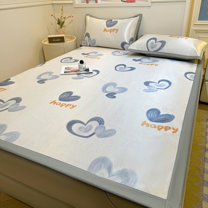 91家纺网 家纺一手货源 找家纺 LIFE.丽芙 2025春夏季新品数码印花冰藤凉席平铺冰丝凉席印花小清新绑带款三件套（风格一） 邂逅