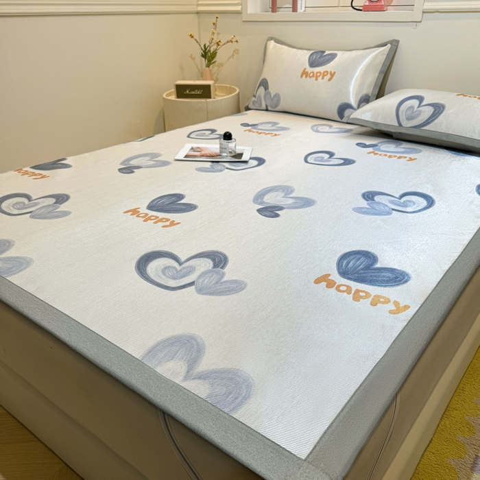 91家纺网 家纺一手货源 找家纺 LIFE.丽芙 2025春夏季新品数码印花冰藤凉席平铺冰丝凉席印花小清新绑带款三件套（风格一） 邂逅