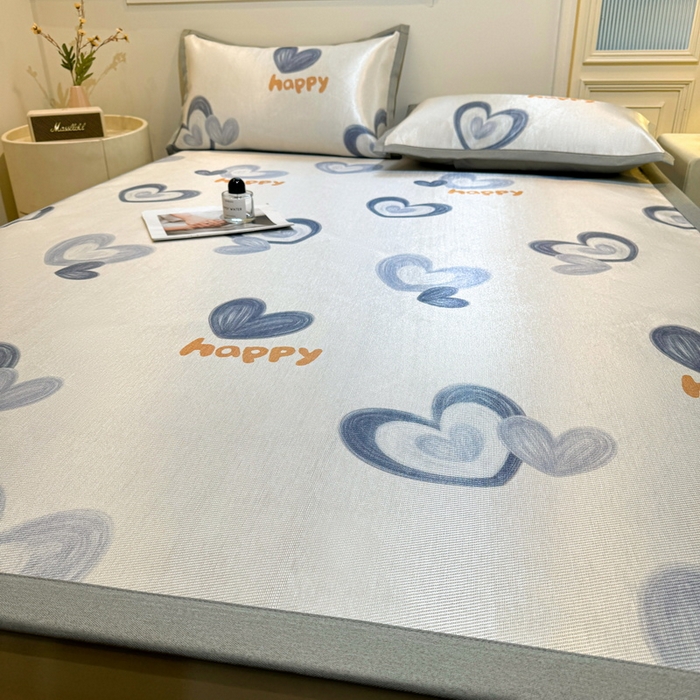 91家纺网 家纺一手货源 找家纺 LIFE.丽芙 2025春夏季新品数码印花冰藤凉席平铺冰丝凉席印花小清新绑带款三件套（风格一） 邂逅