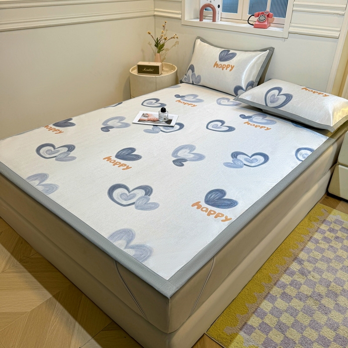 91家纺网 家纺一手货源 找家纺 LIFE.丽芙 2025春夏季新品数码印花冰藤凉席平铺冰丝凉席印花小清新绑带款三件套（风格一） 邂逅