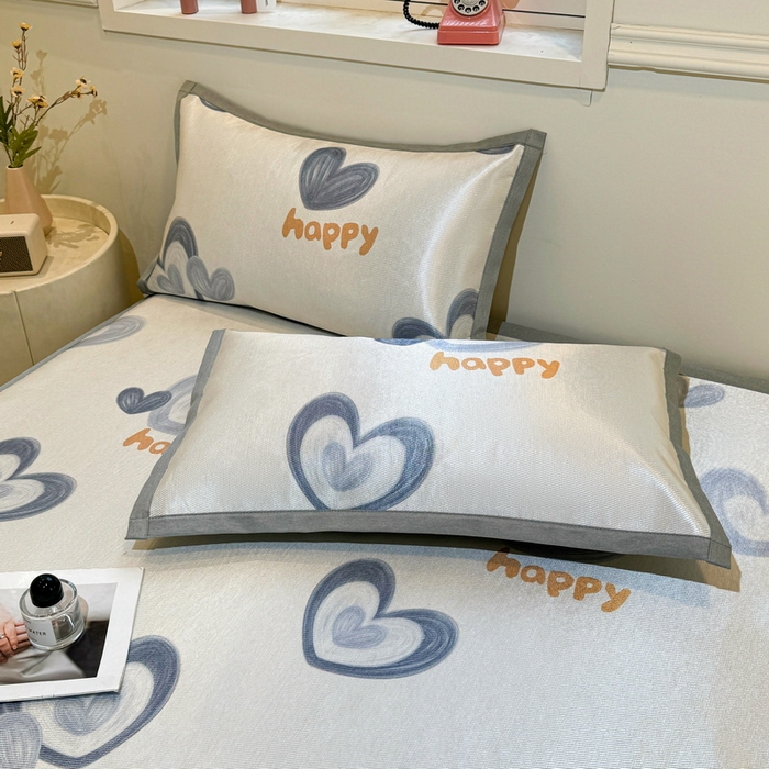 91家纺网 家纺一手货源 找家纺 LIFE.丽芙 2025春夏季新品数码印花冰藤凉席平铺冰丝凉席印花小清新绑带款三件套（风格一） 邂逅