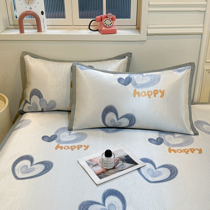 91家纺网 家纺一手货源 找家纺 LIFE.丽芙 2025春夏季新品数码印花冰藤凉席平铺冰丝凉席印花小清新绑带款三件套（风格一） 邂逅