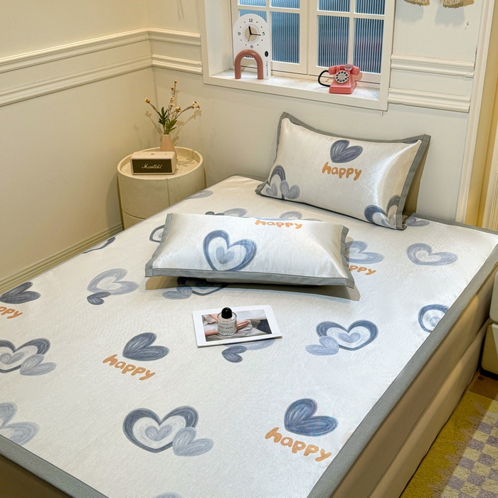 91家纺网 家纺一手货源 找家纺 LIFE.丽芙 2025春夏季新品数码印花冰藤凉席平铺冰丝凉席印花小清新绑带款三件套（风格一） 邂逅