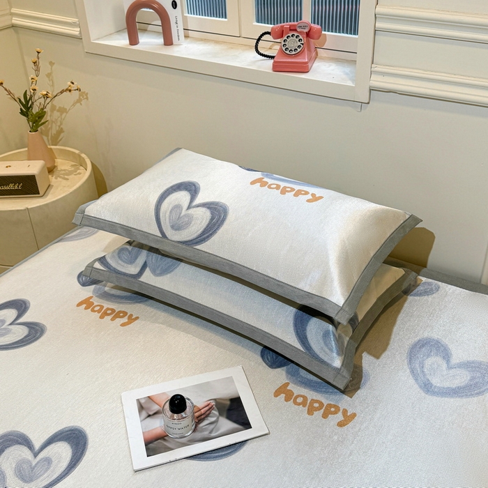 91家纺网 家纺一手货源 找家纺 LIFE.丽芙 2025春夏季新品数码印花冰藤凉席平铺冰丝凉席印花小清新绑带款三件套（风格一） 邂逅