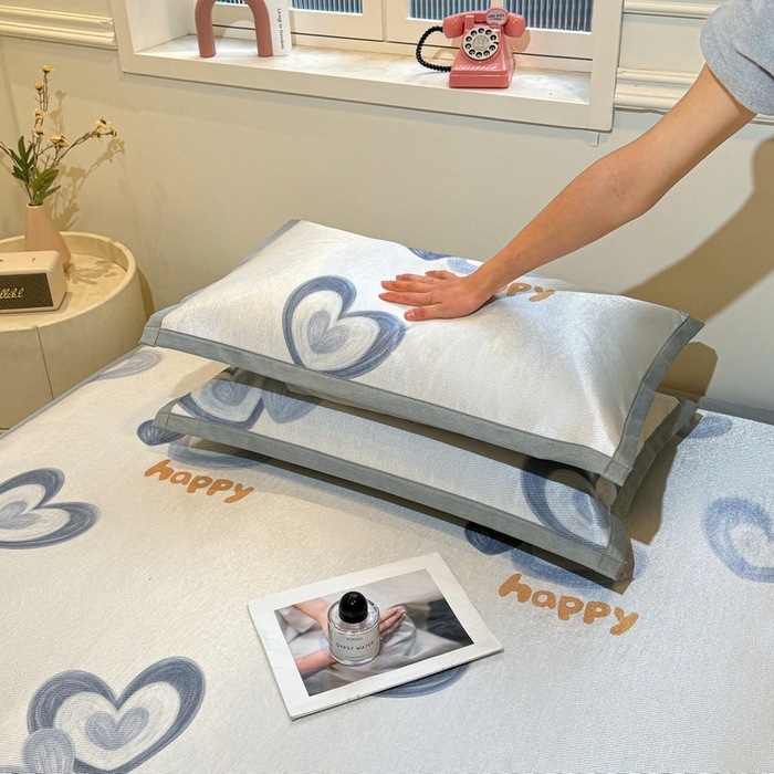 91家纺网 家纺一手货源 找家纺 LIFE.丽芙 2025春夏季新品数码印花冰藤凉席平铺冰丝凉席印花小清新绑带款三件套（风格一） 邂逅