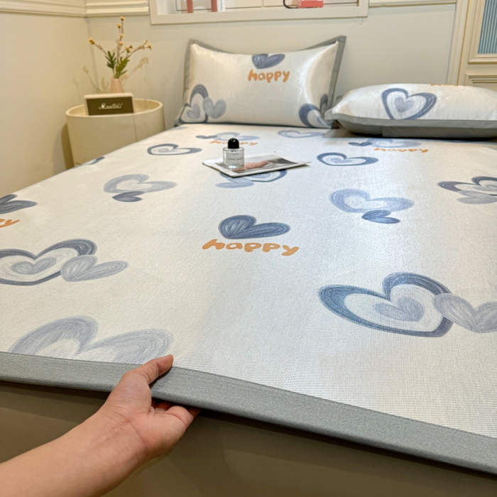 91家纺网 家纺一手货源 找家纺 LIFE.丽芙 2025春夏季新品数码印花冰藤凉席平铺冰丝凉席印花小清新绑带款三件套（风格一） 邂逅