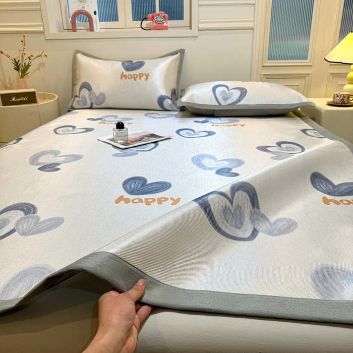 91家纺网 家纺一手货源 找家纺 LIFE.丽芙 2025春夏季新品数码印花冰藤凉席平铺冰丝凉席印花小清新绑带款三件套（风格一） 邂逅