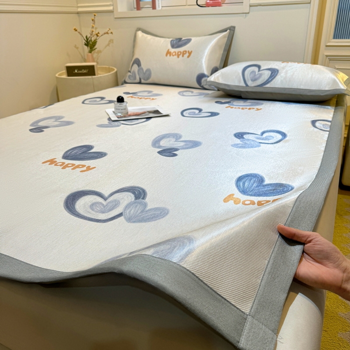 91家纺网 家纺一手货源 找家纺 LIFE.丽芙 2025春夏季新品数码印花冰藤凉席平铺冰丝凉席印花小清新绑带款三件套（风格一） 邂逅