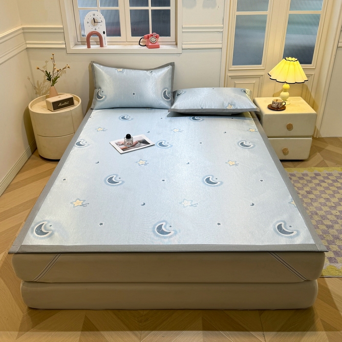 91家纺网 家纺一手货源 找家纺 LIFE.丽芙 2025春夏季新品数码印花冰藤凉席平铺冰丝凉席印花小清新绑带款三件套（风格一） 星辰