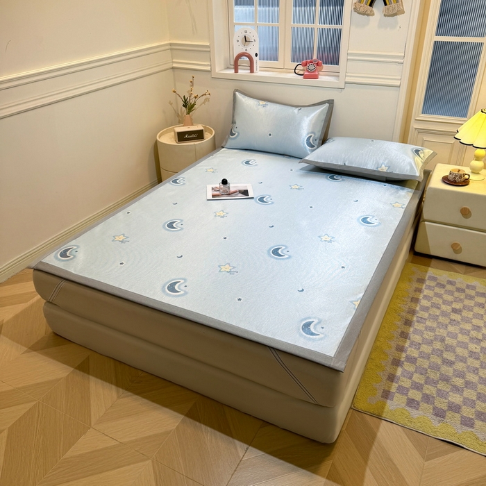 91家纺网 家纺一手货源 找家纺 LIFE.丽芙 2025春夏季新品数码印花冰藤凉席平铺冰丝凉席印花小清新绑带款三件套（风格一） 星辰