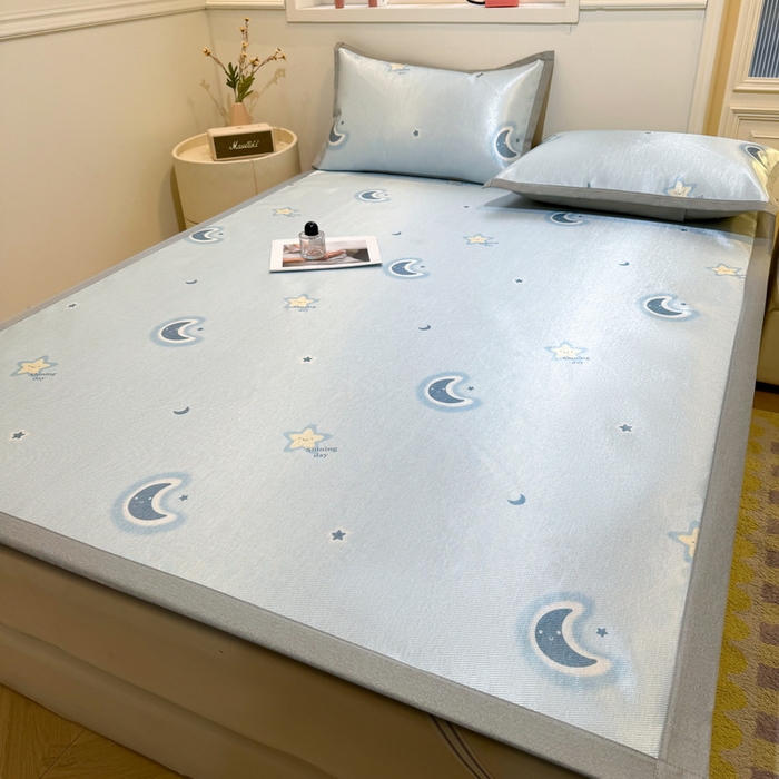 91家纺网 家纺一手货源 找家纺 LIFE.丽芙 2025春夏季新品数码印花冰藤凉席平铺冰丝凉席印花小清新绑带款三件套（风格一） 星辰