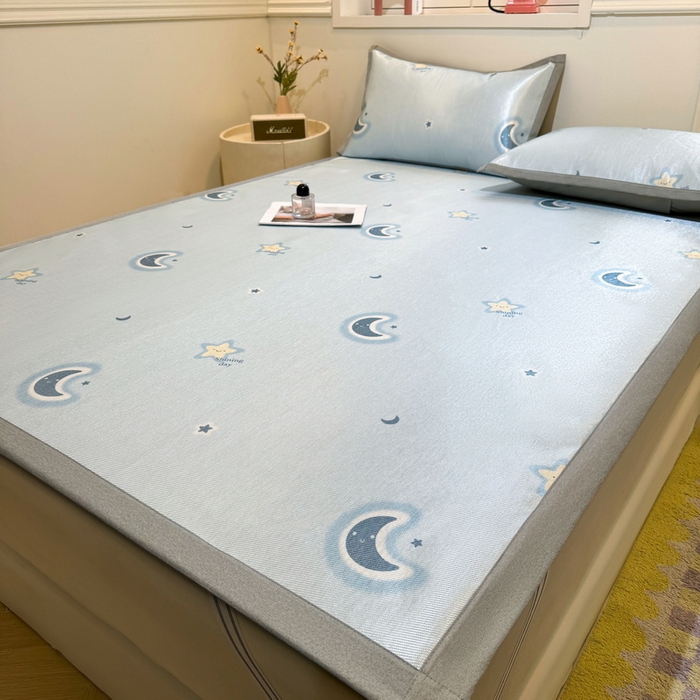 91家纺网 家纺一手货源 找家纺 LIFE.丽芙 2025春夏季新品数码印花冰藤凉席平铺冰丝凉席印花小清新绑带款三件套（风格一） 星辰