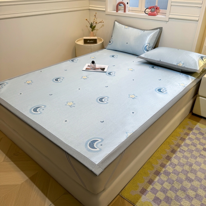 91家纺网 家纺一手货源 找家纺 LIFE.丽芙 2025春夏季新品数码印花冰藤凉席平铺冰丝凉席印花小清新绑带款三件套（风格一） 星辰