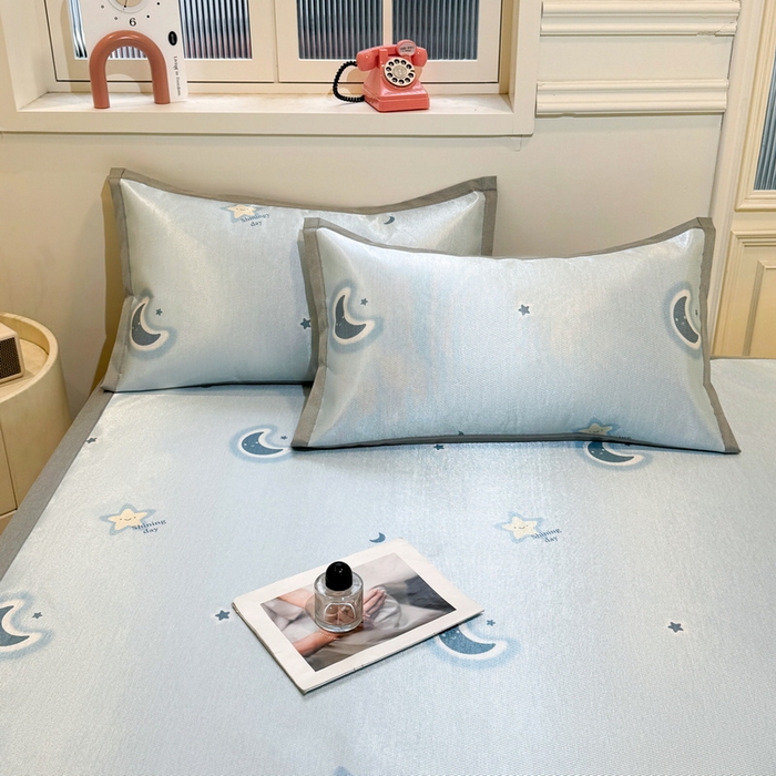 91家纺网 家纺一手货源 找家纺 LIFE.丽芙 2025春夏季新品数码印花冰藤凉席平铺冰丝凉席印花小清新绑带款三件套（风格一） 星辰