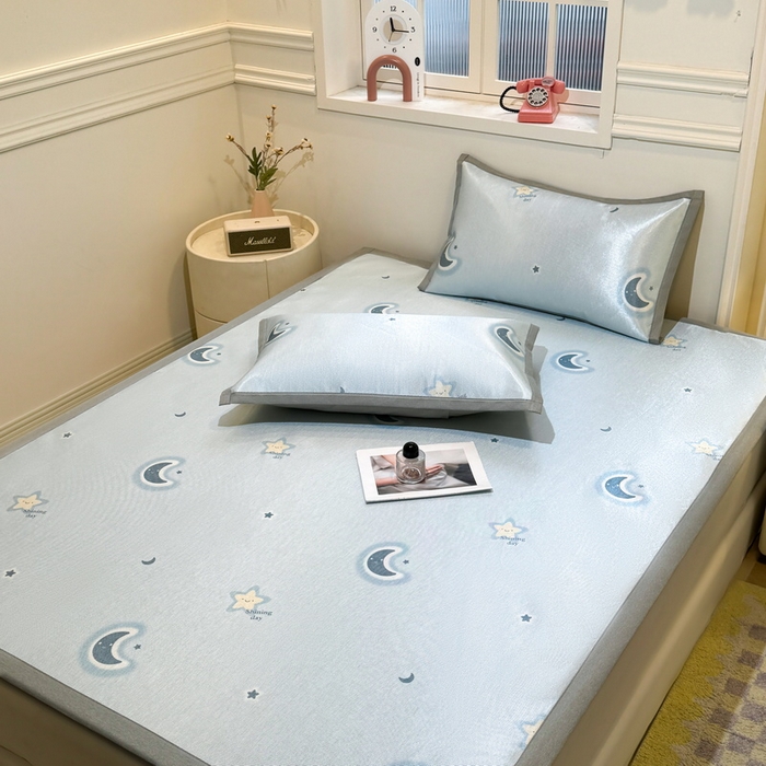 91家纺网 家纺一手货源 找家纺 LIFE.丽芙 2025春夏季新品数码印花冰藤凉席平铺冰丝凉席印花小清新绑带款三件套（风格一） 星辰