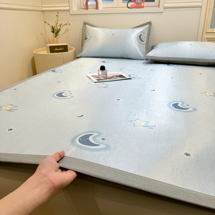 91家纺网 家纺一手货源 找家纺 LIFE.丽芙 2025春夏季新品数码印花冰藤凉席平铺冰丝凉席印花小清新绑带款三件套（风格一） 星辰