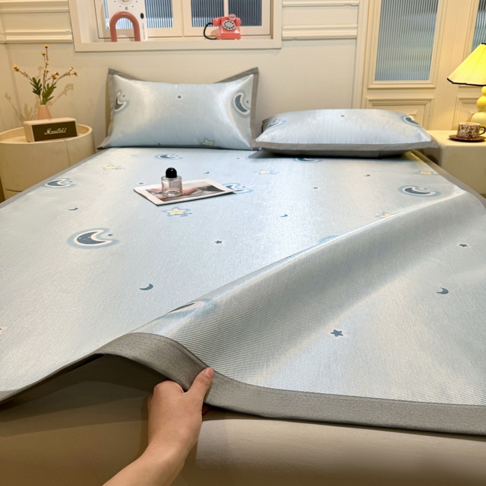 91家纺网 家纺一手货源 找家纺 LIFE.丽芙 2025春夏季新品数码印花冰藤凉席平铺冰丝凉席印花小清新绑带款三件套（风格一） 星辰