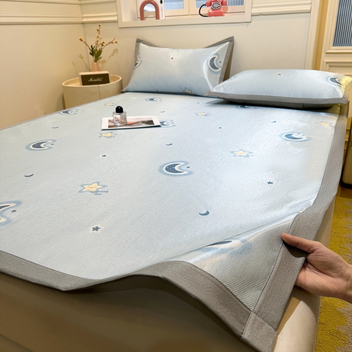 91家纺网 家纺一手货源 找家纺 LIFE.丽芙 2025春夏季新品数码印花冰藤凉席平铺冰丝凉席印花小清新绑带款三件套（风格一） 星辰