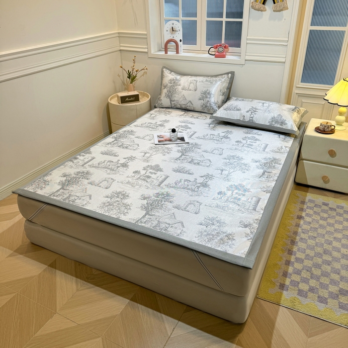 91家纺网 家纺一手货源 找家纺 LIFE.丽芙 2025春夏季新品数码印花冰藤凉席平铺冰丝凉席印花小清新绑带款三件套（风格一） 秘密庄园