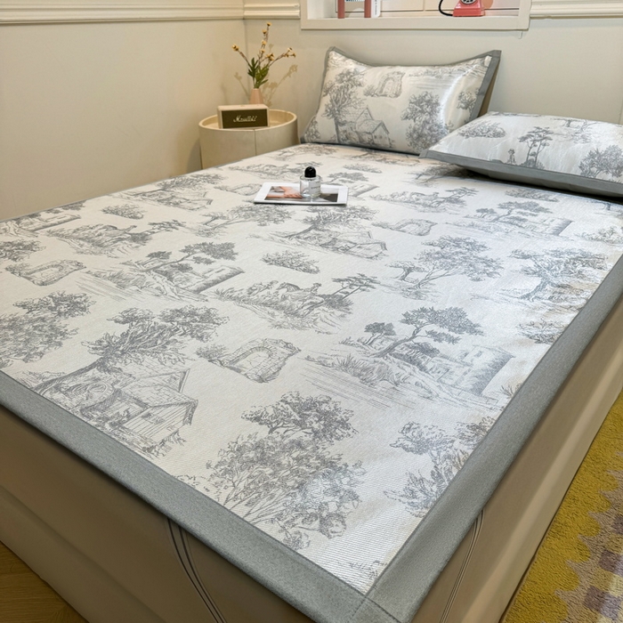 91家纺网 家纺一手货源 找家纺 LIFE.丽芙 2025春夏季新品数码印花冰藤凉席平铺冰丝凉席印花小清新绑带款三件套（风格一） 秘密庄园