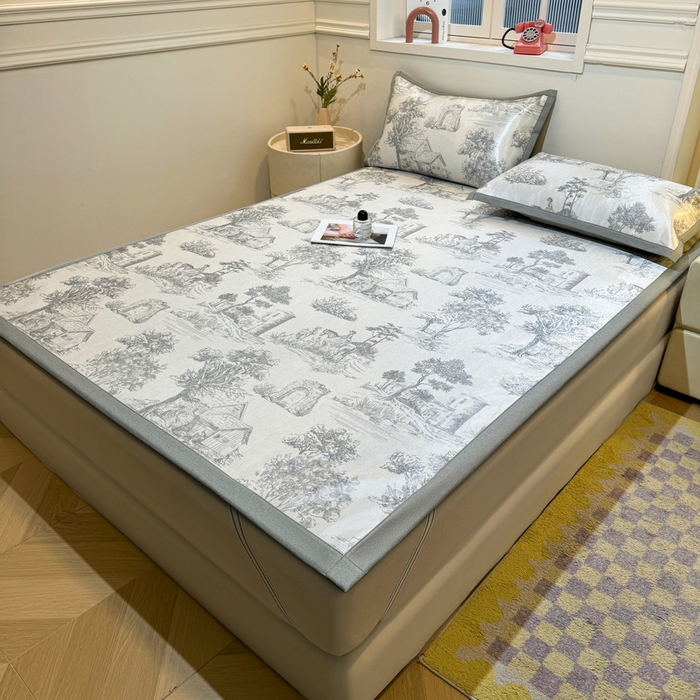 91家纺网 家纺一手货源 找家纺 LIFE.丽芙 2025春夏季新品数码印花冰藤凉席平铺冰丝凉席印花小清新绑带款三件套（风格一） 秘密庄园