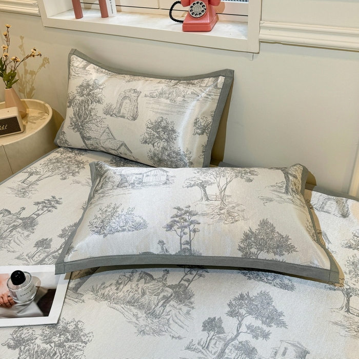 91家纺网 家纺一手货源 找家纺 LIFE.丽芙 2025春夏季新品数码印花冰藤凉席平铺冰丝凉席印花小清新绑带款三件套（风格一） 秘密庄园