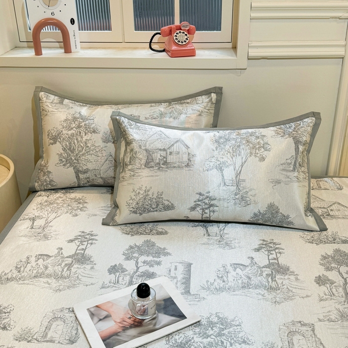 91家纺网 家纺一手货源 找家纺 LIFE.丽芙 2025春夏季新品数码印花冰藤凉席平铺冰丝凉席印花小清新绑带款三件套（风格一） 秘密庄园