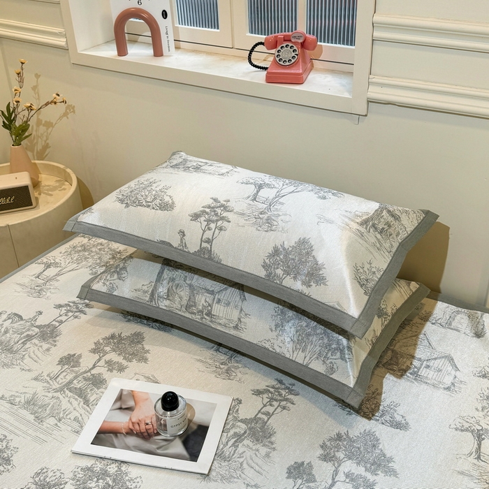 91家纺网 家纺一手货源 找家纺 LIFE.丽芙 2025春夏季新品数码印花冰藤凉席平铺冰丝凉席印花小清新绑带款三件套（风格一） 秘密庄园