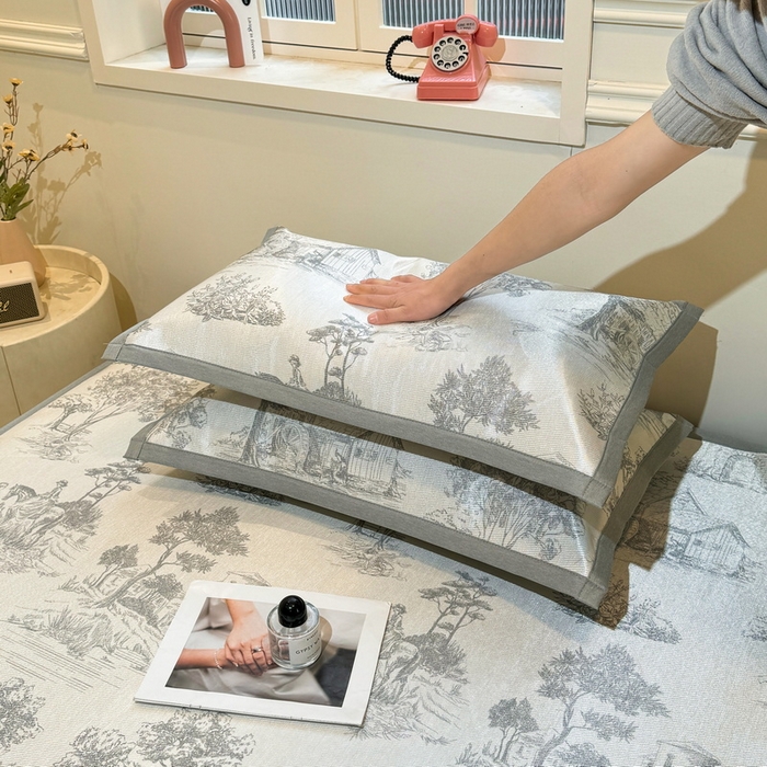 91家纺网 家纺一手货源 找家纺 LIFE.丽芙 2025春夏季新品数码印花冰藤凉席平铺冰丝凉席印花小清新绑带款三件套（风格一） 秘密庄园