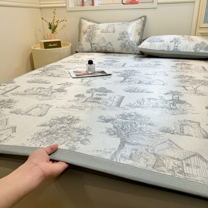 91家纺网 家纺一手货源 找家纺 LIFE.丽芙 2025春夏季新品数码印花冰藤凉席平铺冰丝凉席印花小清新绑带款三件套（风格一） 秘密庄园