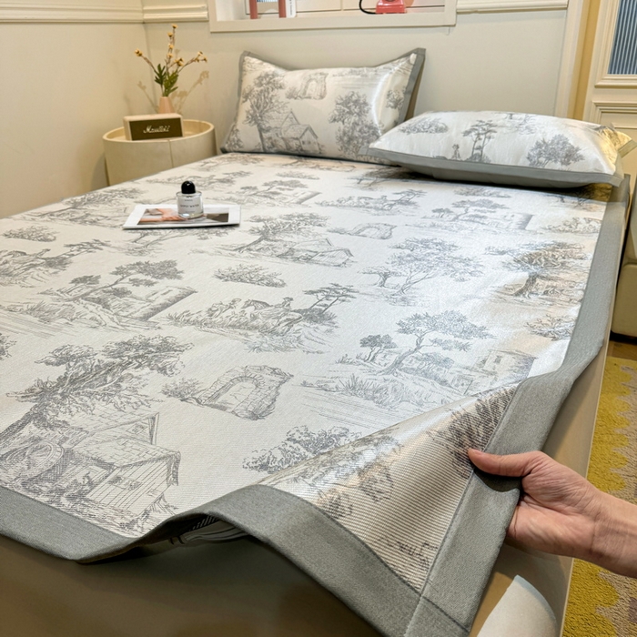 91家纺网 家纺一手货源 找家纺 LIFE.丽芙 2025春夏季新品数码印花冰藤凉席平铺冰丝凉席印花小清新绑带款三件套（风格一） 秘密庄园