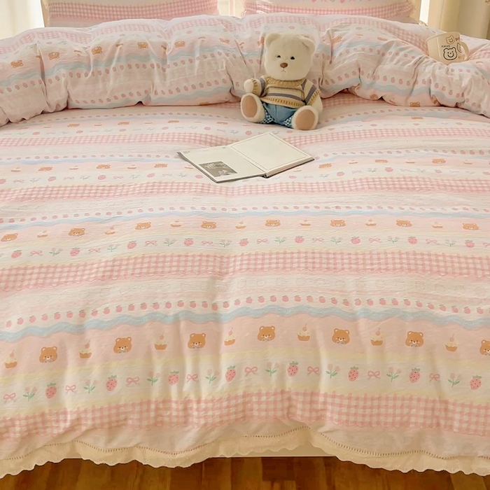 91家纺网 家纺一手货源 找家纺 繁花家居 2025新款镂空白色花边直播热款四件套 软萌草莓熊