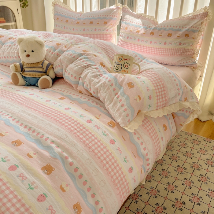 91家纺网 家纺一手货源 找家纺 繁花家居 2025新款镂空白色花边直播热款四件套 软萌草莓熊