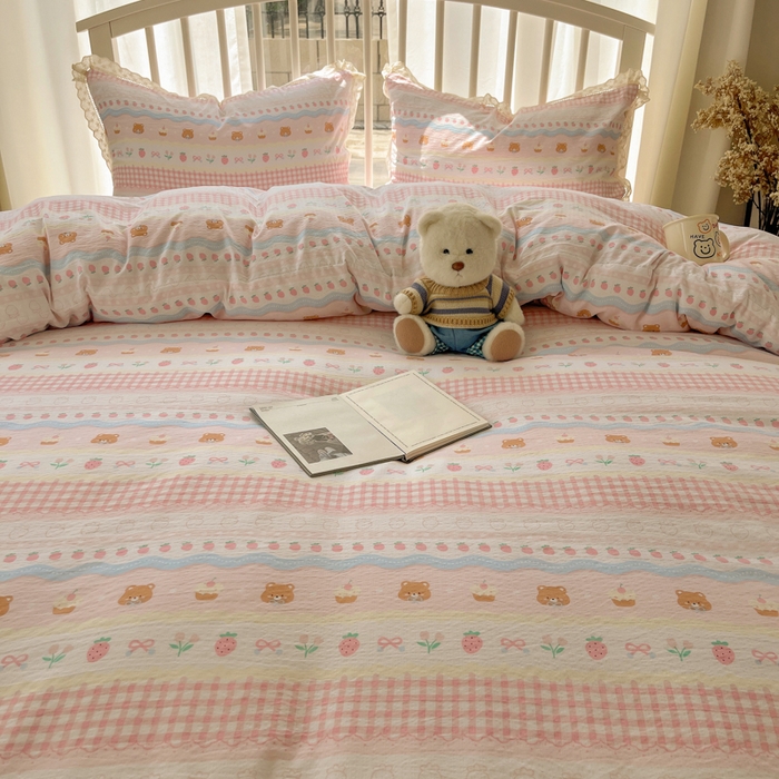 91家纺网 家纺一手货源 找家纺 繁花家居 2025新款镂空白色花边直播热款四件套 软萌草莓熊