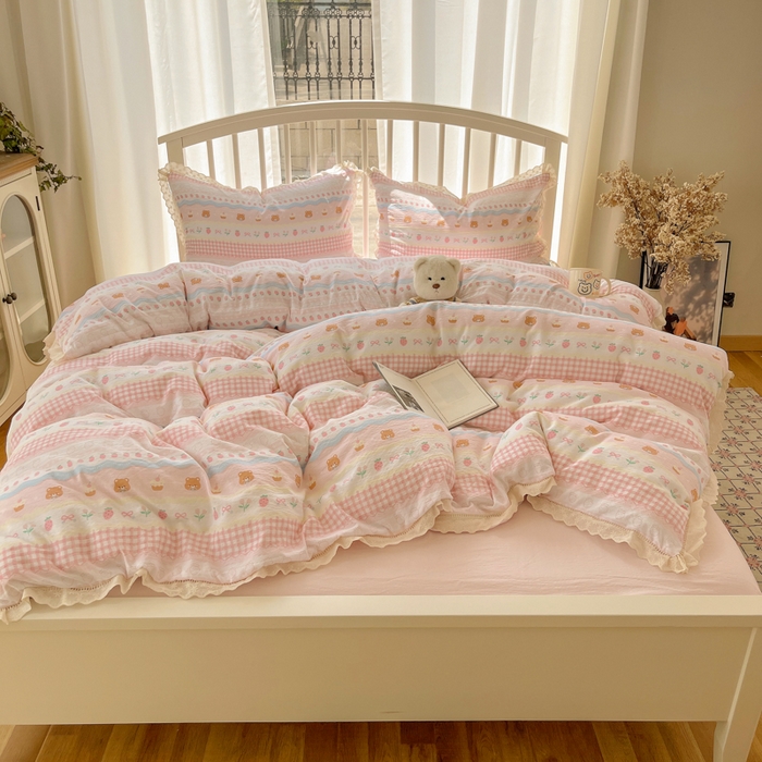 91家纺网 家纺一手货源 找家纺 繁花家居 2025新款镂空白色花边直播热款四件套 软萌草莓熊