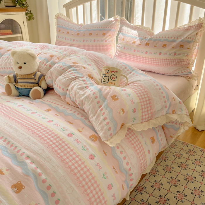 91家纺网 家纺一手货源 找家纺 繁花家居 2025新款镂空白色花边直播热款四件套 软萌草莓熊