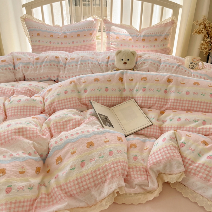 91家纺网 家纺一手货源 找家纺 繁花家居 2025新款镂空白色花边直播热款四件套 软萌草莓熊