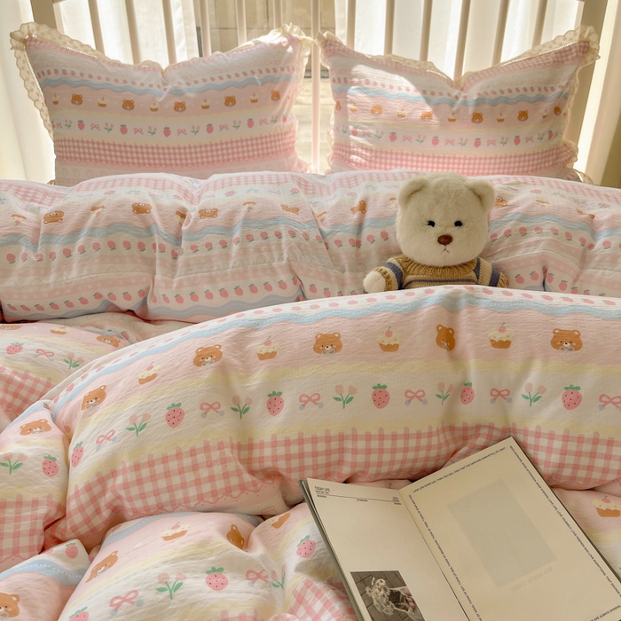 91家纺网 家纺一手货源 找家纺 繁花家居 2025新款镂空白色花边直播热款四件套 软萌草莓熊