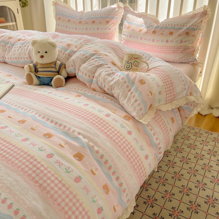 91家纺网 家纺一手货源 找家纺 繁花家居 2025新款镂空白色花边直播热款四件套 软萌草莓熊