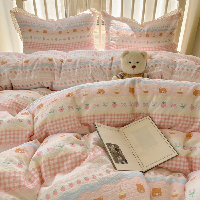 91家纺网 家纺一手货源 找家纺 繁花家居 2025新款镂空白色花边直播热款四件套 软萌草莓熊