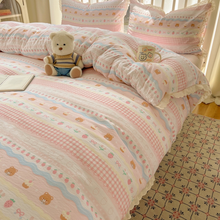 91家纺网 家纺一手货源 找家纺 繁花家居 2025新款镂空白色花边直播热款四件套 软萌草莓熊