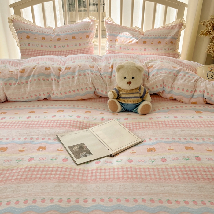 91家纺网 家纺一手货源 找家纺 繁花家居 2025新款镂空白色花边直播热款四件套 软萌草莓熊