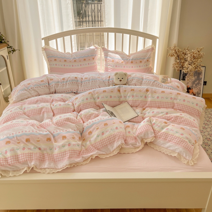 91家纺网 家纺一手货源 找家纺 繁花家居 2025新款镂空白色花边直播热款四件套 软萌草莓熊