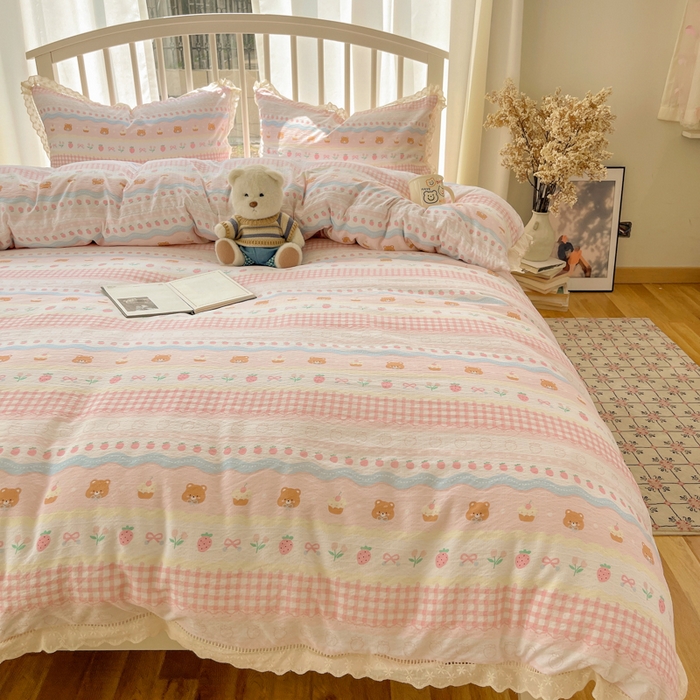 91家纺网 家纺一手货源 找家纺 繁花家居 2025新款镂空白色花边直播热款四件套 软萌草莓熊